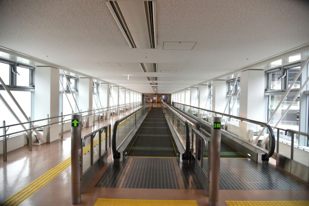 羽田空港ターミナルと駐車場の間の動く歩道の写真